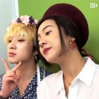 Di segmen lain, Anya pun mengatakan jika ia gantian memakaikan lip tint kepada Kang Seung Yoon. Momen tersebut pasti akan bikin iri para penggemar KPop, terutama para Inner Circle (sapaan untuk fans Winner). Foto: Dok. Instagram/Anya Geraldine