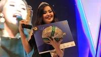 Baru menyelesaikan perkuliahannya di Maranatha Christian University Bandung jurusan Management Marketing, Vivian langsung menggeluti dunia otomotif yakni sebagai usher. Selain jadi usher saya menjadi make up artist, ucapnya. Foto: Ruly Kurniawan