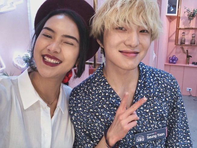 Selain Soyul, Anya juga sempat didandani idol Korea Kang Seung Yoon. Personel boy band Winner tersebut memakaikan lipstik pada selebgram dengan lebih dari 1 juta pengikut itu. Momen tersebut pun sempat diunggahnya ke Instagram dan jadi viral di kalangan KPopers. Foto: Dok. Instagram/Anya Geraldine