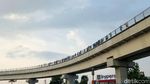 Penampakan Penumpang Susuri Rel karena LRT Palembang Mogok