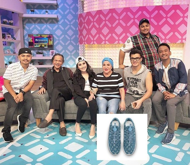 Ruben Onsu yang setiap hari memandu acara Brownies bersama Ivan Gunawan terlihat memakai sepatu dari Louis Vuitton yang warnanya senada dengan jaketnya. Sneaker Louis Vuitton seri fastlane berwarna biru dengan monogram itu dijual di situs resmi brand asal Prancis tersebut seharga US$ 895 atau sekitar Rp 13 juta. Foto: Dok. Instagram