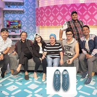 Ruben Onsu yang setiap hari memandu acara Brownies bersama Ivan Gunawan terlihat memakai sepatu dari Louis Vuitton yang warnanya senada dengan jaketnya. Sneaker Louis Vuitton seri fastlane berwarna biru dengan monogram itu dijual di situs resmi brand asal Prancis tersebut seharga US$ 895 atau sekitar Rp 13 juta. Foto: Dok. Instagram