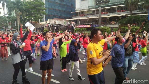 Masyarakat ikut flashmob tersebut.