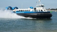 Hovercraft di Inggris. Kendaraan ini menawarkan perjalanan yang mulus melintasi air. Ini adalah kapal feri hovercraft komersial terlama. Istimewa/Gail Heaton-Shutterstock.