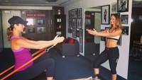 Yoga, meditasi, dan latihan ringan merupakan menu olahraga rutinnya. (Foto: instagram/stacykeibler)  