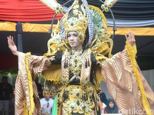 Warna-warni Suku Bangsa Dunia Hiasi Jember Fashion Carnival 2019