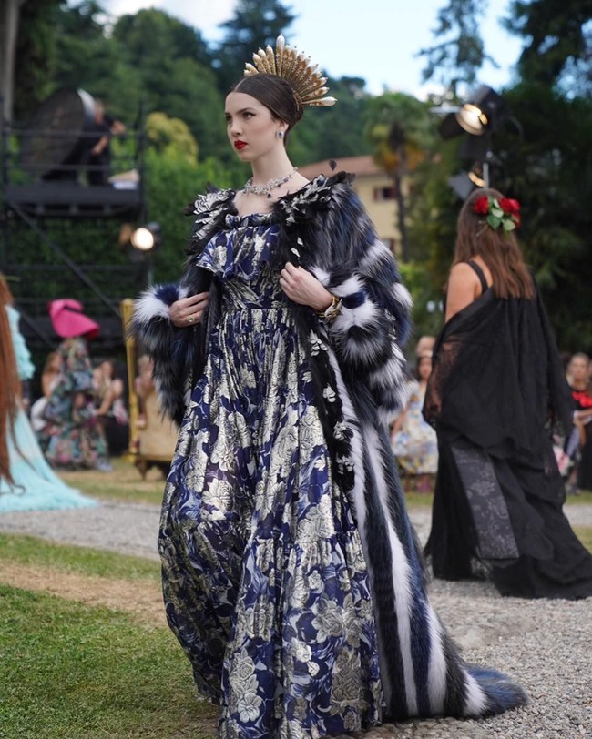 Maya beberapa kali tampil sebagai model untuk Dolce & Gabbana, mulai dari model catwalk hingga foto kampanye. Foto: Dok. Instagram/Maya Henry