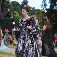 Maya beberapa kali tampil sebagai model untuk Dolce & Gabbana, mulai dari model catwalk hingga foto kampanye. Foto: Dok. Instagram/Maya Henry