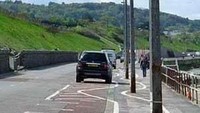 Ada juga jalur sepeda yang meliuk-liuk. Niatnya menghindari tiang-tiang listrik. (Foto: mirror.co.uk/facebook Jens Voigt).