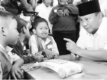 Potret Prabowo Bersama Anak-anak