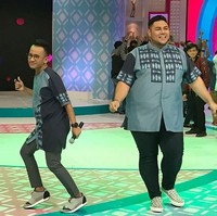 Ruben Onsu dikenal sebagai pekerja keras. Setiap harinya, dia bisa bekerja di tiga stasiun televisi berbeda. Belum lagi bisnis ayam gepreknya, Geprek Bensu yang laris manis di berbagai kota di Indonesia. Tidak heran jika kini dia sukses dan bisa memiliki koleksi sepatu dan tas berharga fantatis. Salah satu koleksi sepatu mahalnya terlihat di foto ini. Ruben memakai sepatu dari Balenciaga saat memandu acara Brownies bersama Ivan Gunawan. Sepatu Balenciaga seri Race Runners itu berharga US$ 455 hingga US$ 495 atau sekitar Rp 6,5 juta hingga Rp 7 jutaan. Foto: Dok. Instagram