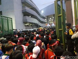 Antre Sejak Pagi, Penonton di Stadion Patriot Membeludak
