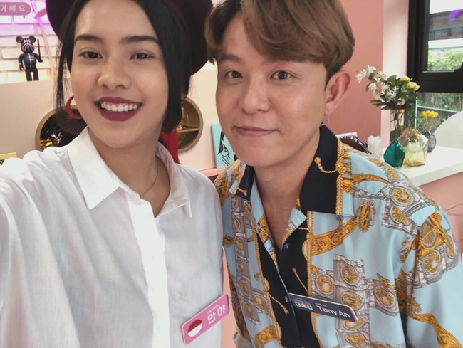 Kesempatan syuting acara televisi Korea itu pun dimanfaatkan Anya untuk berfoto dengan para bintangnya, termasuk Tony Ahn yang berperan sebagai pemilik salon. Foto: Dok. Instagram/Anya Geraldine