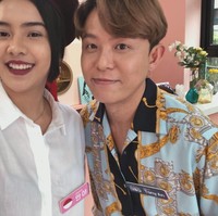 Kesempatan syuting acara televisi Korea itu pun dimanfaatkan Anya untuk berfoto dengan para bintangnya, termasuk Tony Ahn yang berperan sebagai pemilik salon. Foto: Dok. Instagram/Anya Geraldine