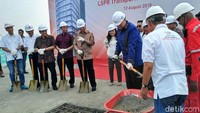 Chairul Tanjung mengambil sekop yang disediakan panitia acara.