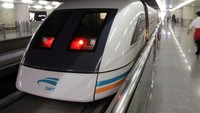 Maglev Train di Shanghai. Ini bukan kereta normal yang biasa dipakai ke bandara. Kereta ini punya kecepatan hingga 431 km per jam, tetapi naik di atas medan magnet yang kuat. Jarak 30 kilometer dapat ditempuh dalam hitungan menit. Maglev adalah kependekan dari levitasi magnetik. Jangan khawatir, itu tidak akan menarik jam tangan Anda atau membuat koin-koin keluar dari kantong Anda, tetapi itu akan membuat kecepatan kereta menjadi begitu tinggi. Istimewa/Lee Prince-Shutterstock.