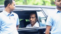 Jokowi dan Maruf tiba pukul 08.00 WIB. Keduanya naik mobil Toyota Kijang Innova B 1288 RFO.