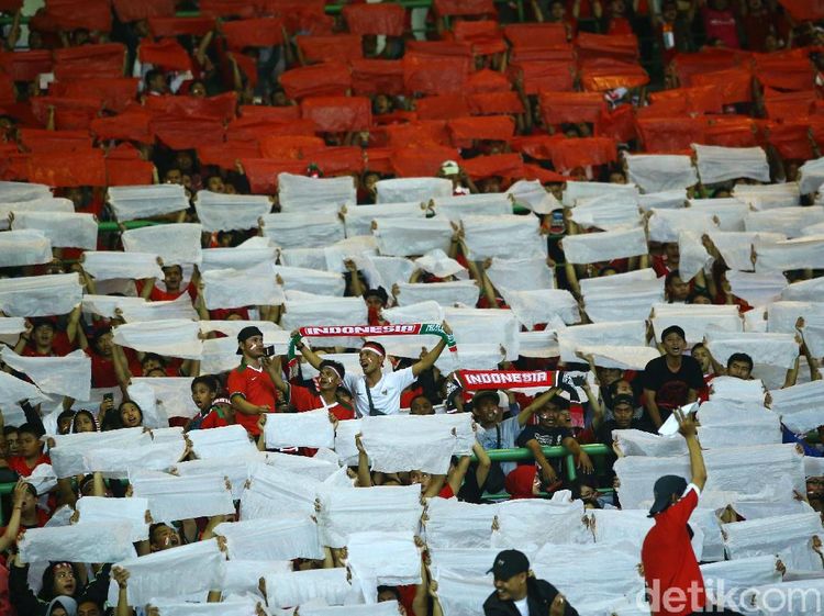 Merah-Putih Suporter di Stadion Patriot untuk Timnas U-23