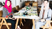 Sama-sama cantik, ini pose Yenny saat makan siang bersama duta besar Afghanistan untuk Indonesia. Kira-kira membicarakan apa saya, ya? Foto: Instagram @yennywahid