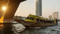Canal Taxi di Bangkok. Bangkok kadang-kadang disebut Venesia dari Timur karena jaringan salurannya. Taksi sungai dan kanal masih merupakan bagian penting dari sistem angkutan kota dan dalam banyak kasus jauh lebih cepat daripada lalu lintas macet di jalan. Rute kanal khusus ini menembus jantung pusat kota. Istimewa/ De Visu-Shutterstock.