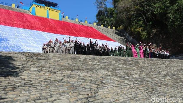 Merah dibentangkan di atas Waduk Pacal/