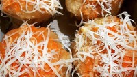 Mantap benar! Bentuknya besar diberi taburan bubuk cabe dan keju cheddar parut. Foto : Instagram @lyn4_liu