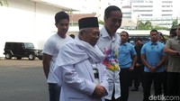 Sementara itu, Jokowi memilih mengenakan kemeja putih dengan sablon warna-warni bertuliskan Bersih, Merakyat, Kerja Nyata dengan bawahan celana panjang hitam. (Foto: Niken Purnamasari/detikcom)