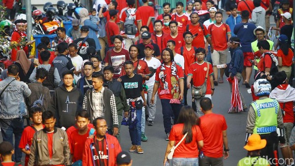 Suporter Timnas Indonesia Mulai Padati Stadion Patriot