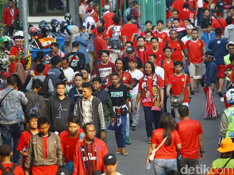 Suporter Timnas Indonesia Mulai Padati Stadion Patriot