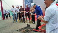 Chairul Tanjung menutup atap dengan adonan semen dan pasir yang telah tersedia.