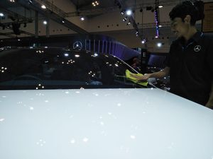 Keluh-kesah di Balik Kinclongnya Mobil Pameran