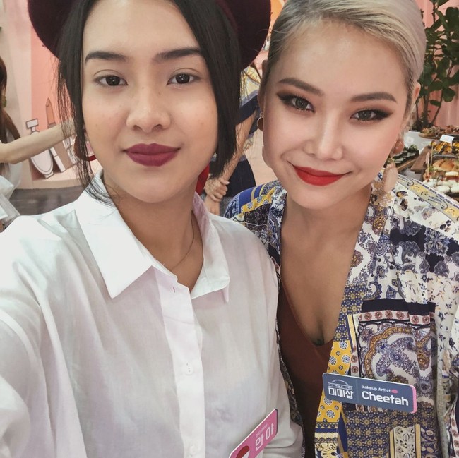Dalam acara berkonsep salon makeup yang bisa disaksikan di aplikasi dan situs Viu Indonesia itu, Anya di-makeover dengan konsep Summer Look yang sedang tren di Korea. Oleh aktris cantik Korea Soyul yang dikenal jago makeup, Anya dirias dengan blush on kemerahan dan bintik-bintik freckle. Foto: Dok. Instagram/Anya Geraldine