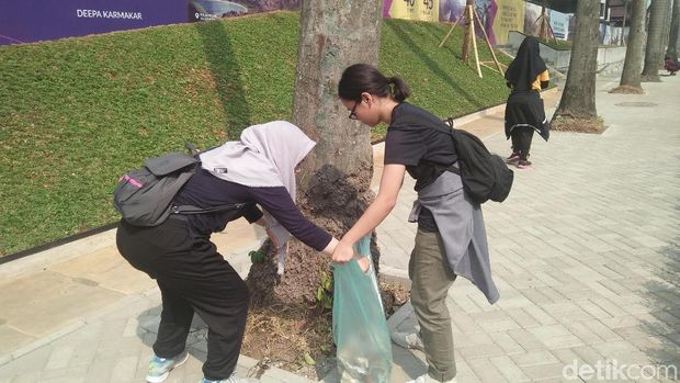Relawan ikut bersihkan GBK. 