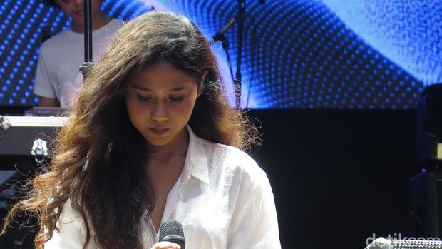 Nadin Bawakan Lagu Baru di On Off Festival 2018
