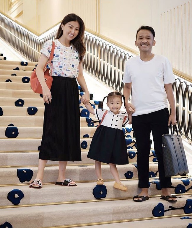 Selain sepatu, Ruben Onsu juga memiliki koleksi tas mewah. Salah satunya yang dipakainya saat mengantar anaknya ke sekolah ini. Di balik gayanya yang sangat casual memakai kaus putih polos dan celana hitam, dia menenteng tas Louis Vuitton seri Anton Tote seharga US$ 2.000 atau sekitar Rp 28,9 juta. Foto: Dok. Instagram