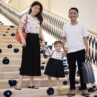 Selain sepatu, Ruben Onsu juga memiliki koleksi tas mewah. Salah satunya yang dipakainya saat mengantar anaknya ke sekolah ini. Di balik gayanya yang sangat casual memakai kaus putih polos dan celana hitam, dia menenteng tas Louis Vuitton seri Anton Tote seharga US$ 2.000 atau sekitar Rp 28,9 juta. Foto: Dok. Instagram