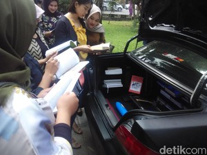 Dosen Unjani Cimahi Sulap Mobilnya Jadi Perpustakaan Berjalan