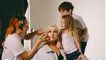 Swag! Gaya Christina Aguilera Foto Bareng Anak