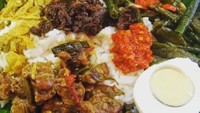 Nasi bogana populer jugs di Jawa Timur dan Jakarta. Yang ini lauknya pakai tumis kacang panjang. Mantap! Foto : Instagram @surabaya_food_beverage