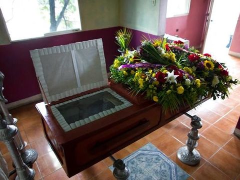 Pria Ini Pura-pura Mati Agar Istri Tak Minta Kiriman Uang