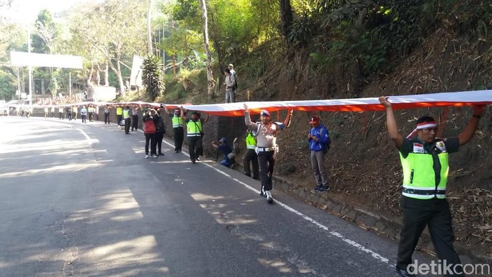 Sambut HUT RI, Bendera Pusaka Terbentang di Jalur Cadas Pangeran