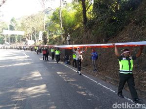 Sambut HUT RI, Bendera Pusaka Terbentang di Jalur Cadas Pangeran