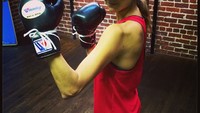 Sempat jadi pegulat WWE, Stacy tak asing dengan olahraga tinju. (Foto: instagram/stacykeibler)  