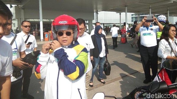 Foto: Emak-emak Naik Matic Itu Ternyata Menlu Retno