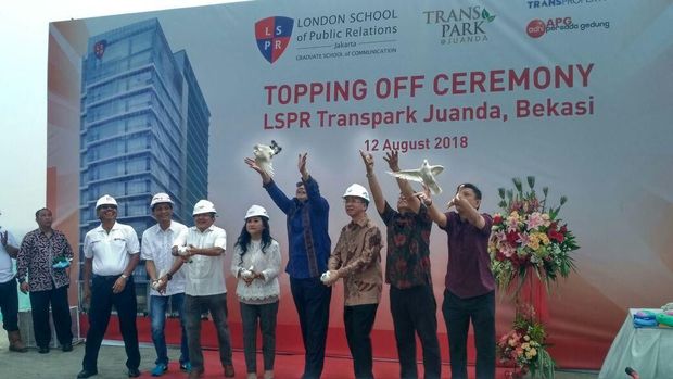 Hampir Rampung, CT 'Tutup Atap' Kampus LSPR di Bekasi