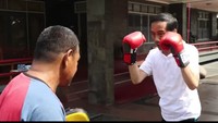Saat mengantar Jokowi, Kaesang berbicara soal latihan tinju ayahnya. (Foto: youtube/joko widodo) 