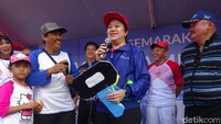 Puan Maharani menyerahkan hadiah motor kepada pemenang yaitu Satpam di salah satu SMA di kota Palembang.