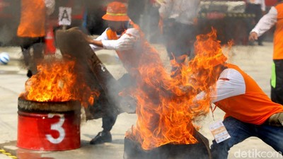 Keseruan Lomba 17-an Memadamkan Api