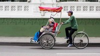 The Cyclo di Vietnam. Di Vietnam, ada taksi tiga roda yang berkeliling kota, terutama di Old Quarter of Hanoi dan Danau Hoan Kiem yang indah. Penduduk setempat menggunakan cyclos ini untuk melewati lalu lintas kota yang kacau. Dalam beberapa kasus, Cyclo bisa lebih cepat daripada mobil dan ramah lingkungan. Istimewa/Tony-Shutterstock.