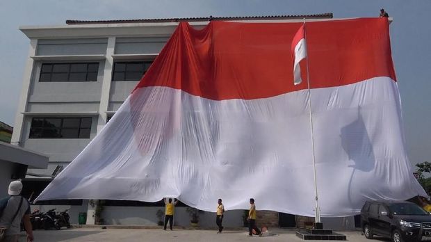 Sambut HUT RI, Polres Tangerang 'Dibungkus' Merah-Putih Raksasa